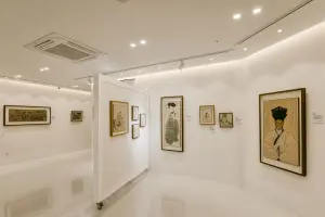 전통 회화를 품은 화이트 미니멀 갤러리 공간